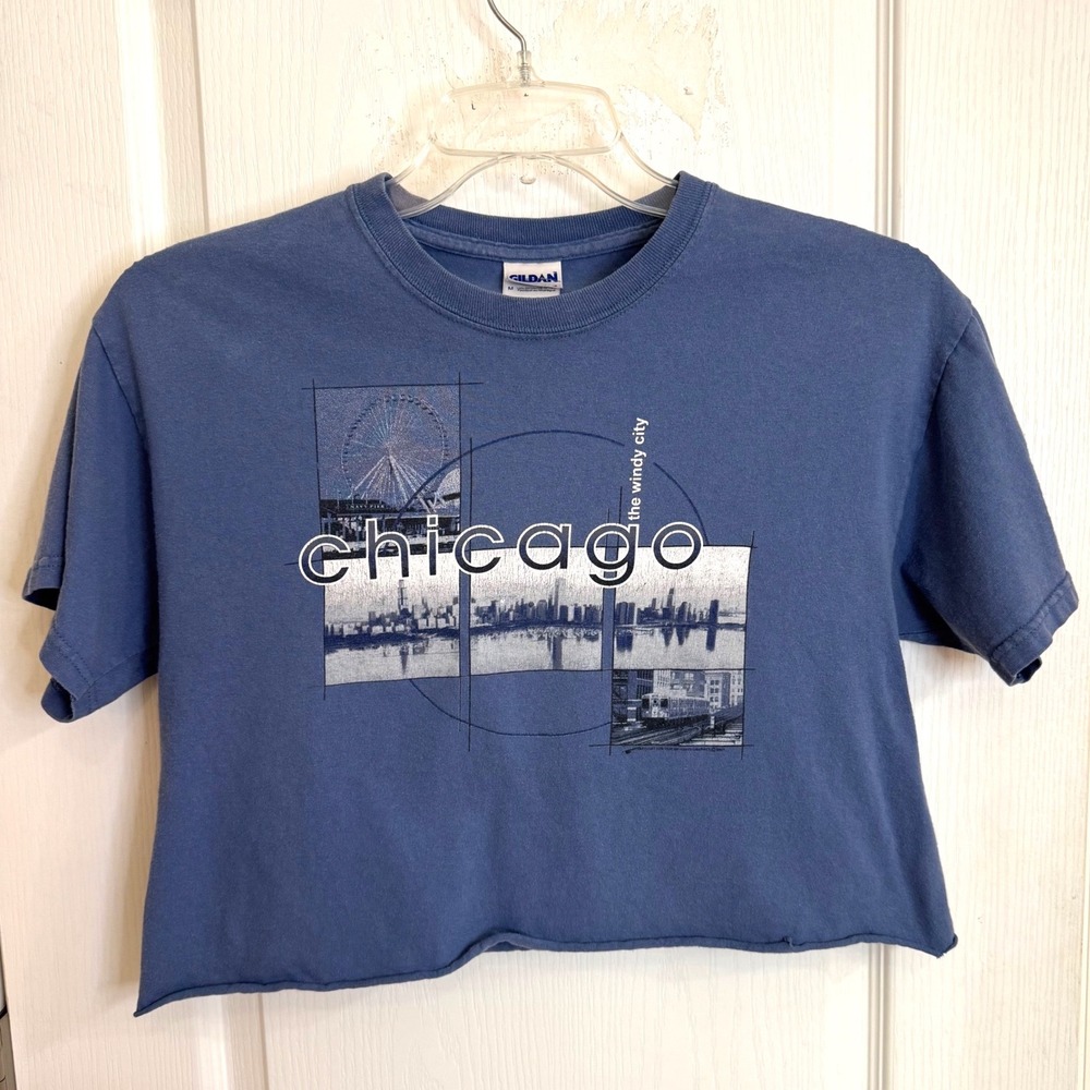 Gildan Chicago T-Shirt Womens M Blue Cotton Cropped Graphic Windy City Skyline